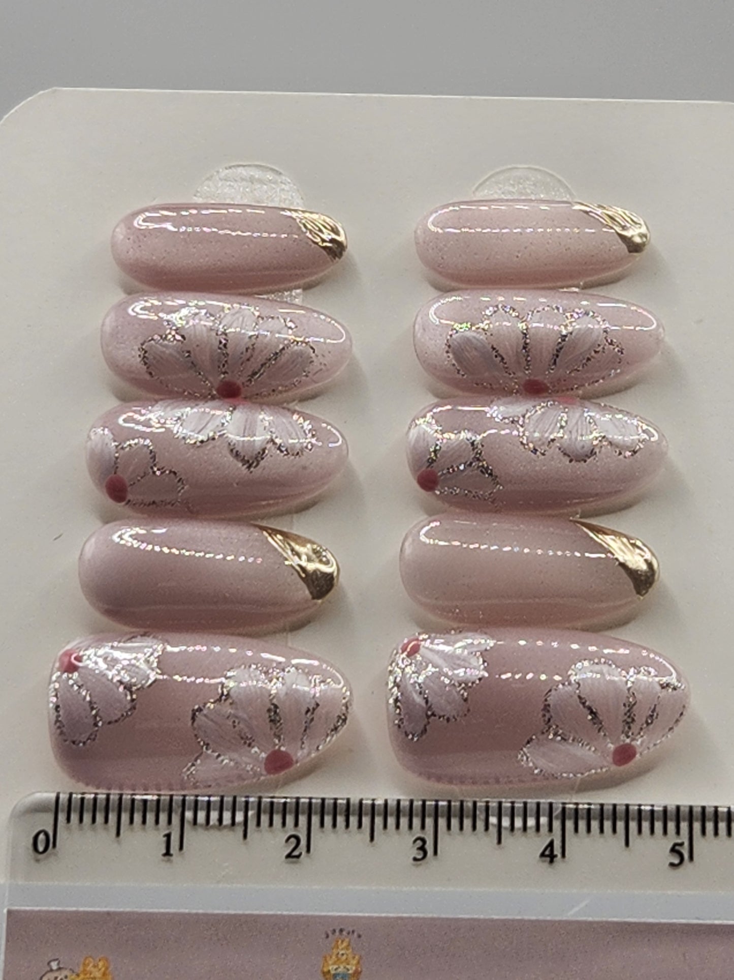 Silver Petal Glow — Medium Oval Press-On Nails | Satin Cat-Eye, Gold Chrome & Silver Glitter Flowers